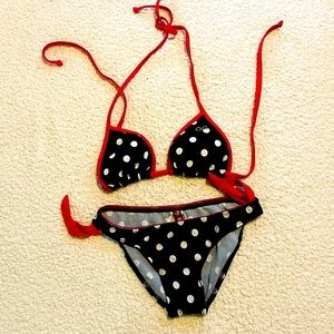 🔴Stay polka dot pretty pool side sipping some bubbles. 🔵